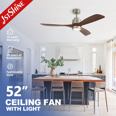 Wentylator sufitowy LED z metalowym korpusem i łopatkami z litego drewna, napięcie wejściowe 110-240V/50Hz-60Hz